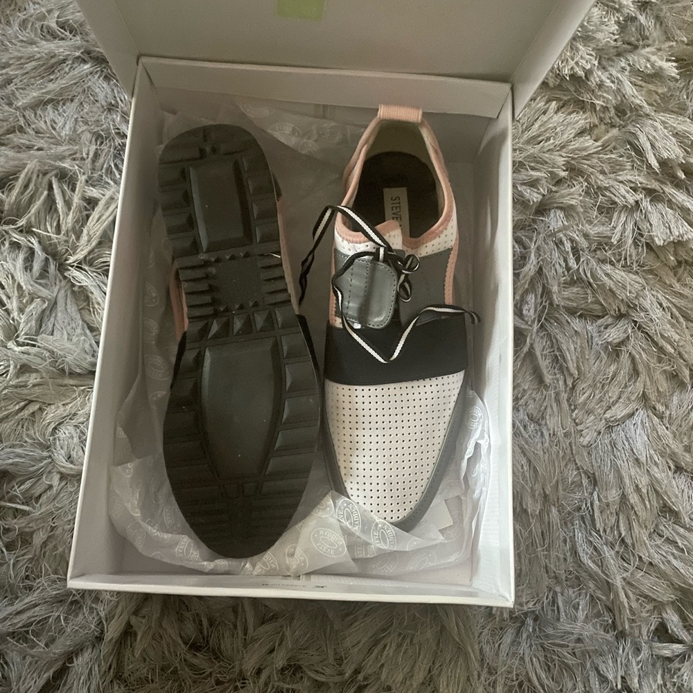 Barely worn casual sneakers. Pink, white, gray and black